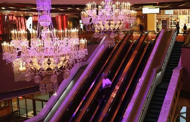 এত টাকা বিনিয়োগ করেও ১৯৮৮সালে এসে দেখা গেল, তেমন লাভের মুখ দেখতে পাচ্ছে না ‘তাজমহল’। কিছু দিনের মধ্যে কোম্পানি কার্যত দেউলিয়া হয়ে রিসোর্টটি বন্ধ হওয়ার জোগাড় হয়।