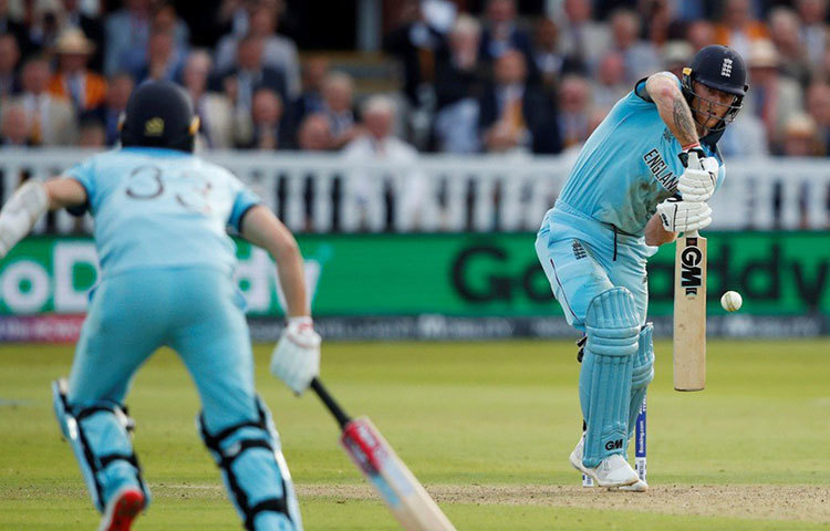 দুই রান ছুটে নিয়েছেন স্টোকস-রশিদ, আর চার রান ওভার থ্রোয়ে। সহজ হিসাব। কিন্তু প্রশ্ন উঠছে আইসিসি-র নিয়মে। কী বলছে নিয়ম?