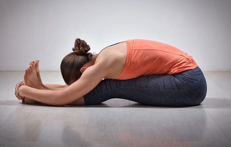 কেবল ঘুমের সময়কে ঠিক রাখতেই নয়, শরীরকে টক্সিনমুক্ত রাখতে ও পেটের মেদ কমাতে এই আসন খুবই কার্যকর। ফরোয়ার্ড বেন্ট সিটিং বা পশ্চিমোত্তানাসন নামে এই পরিচিত এই আসনটি প্রতিদিন ১০ সেকেন্ড করে ১০-১২ বার অভ্যাস করলে অনিদ্রার সমস্যা কমবে অনেকটাই। দেখে নিন কীভাবে করবেন।