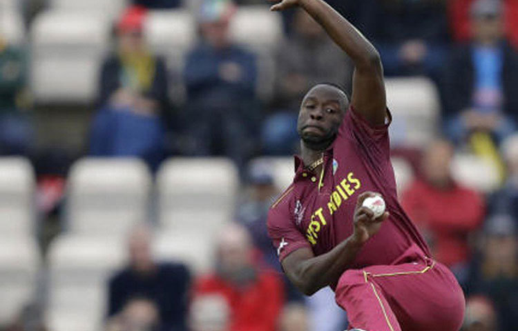 কেমার রোচ (২০১১): দিল্লির সেই ম্যাচে একার হাতে নেদারল্যান্ডসকে গুঁড়িয়ে দেন কেমার রোচ। ২৭ রানে ছয় উইকেট নিয়ে ম্যাচের সেরাও হন তিনি। ৩২তম ওভারের প্রথম তিন বলে ডাচদের শেষ তিন ব্যাটসম্যানকে আউট করে ২১৫ রানের বিশাল ব্যবধানে ওয়েস্ট ইন্ডিজকে জেতান ডানহাতি এই পেসার।