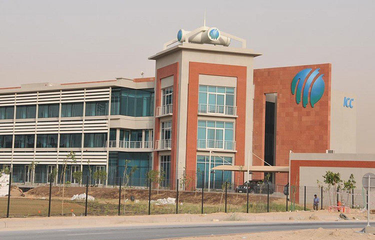 নিয়ম বলছে, ওভার থ্রোয়ে যদি চার হয়, তবে তার আগে সেই রানই যোগ হবে, যে রান ব্যাটসম্যানরা ফিল্ডার বল ছোড়ার আগে শেষ করেছেন। অর্থাৎ গাপ্টিল বল ছোড়ার আগে যে রানটি স্টোকস ও রশিদ নিয়েছেন, সেই রানই যোগ হবে। প্রথম রান তারা শেষ করলেও দ্বিতীয় রান তারা নেওয়া শুরু করলেও ক্রস করেননি।