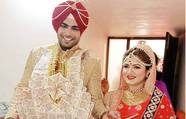 সূত্রের খবর রোশনের দেশের বাড়ি চণ্ডীগড়ে পঞ্জাবি রীতিতেই বিয়েটা সেরেছেন শ্রাবন্তী।