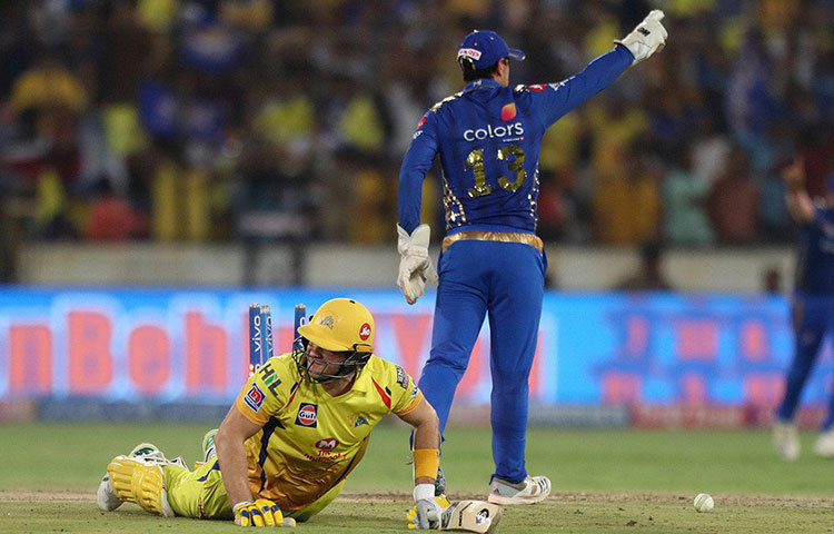 ৫৯ বলে ৮০ রানের দুরন্ত ইনিংস খেলেও কাজে লাগল না শেন ওয়াটসনের ইনিংস। ১৯.৪ ওভারে হার্দিকের থ্রো ধরে মুম্বাই ইন্ডিয়ান্স উইকেটকিপার কুইন্টন ডি’কক দুরন্ত ক্ষিপ্রতার সঙ্গে উইকেট ভেঙে দেন। স্বপ্ন ভেঙে যায় চেন্নাইয়ের।