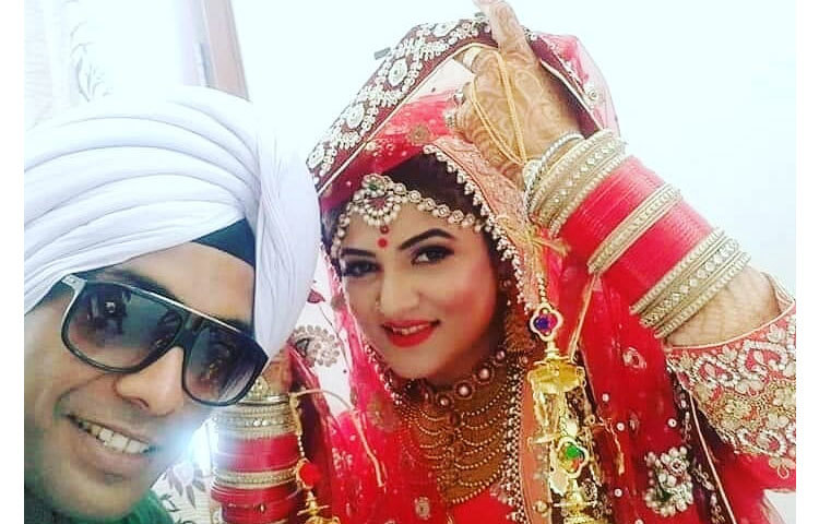 হাতে চূড়া, গলায় কুন্দনের হার, পরনে লেহেঙ্গা নববধূর বেশে শ্রাবন্তী।