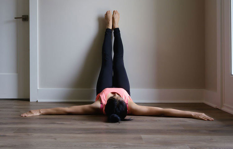 কর্মক্ষেত্র থেকে বাড়ি ফিরে হালকা কিছু খেয়ে খানিক বিশ্রাম নিন। তারপর মিনিট কয়েক এই যোগাসন অভ্যাস করলে শরীরের মেদ যেমন ঝরবে, তেমনই বাড়বে পায়ের পেশি ও হ্যামস্ট্রিংয়ের ক্ষমতা। তার সঙ্গে রাতের ঘুমটাও হবে জবরদস্ত। সহজ আসনটির পদ্ধতি দেখে নিন।