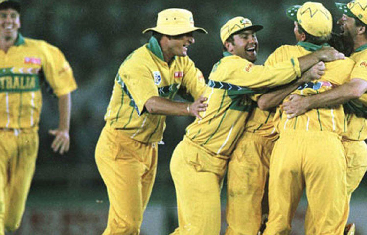 কিন্তু সেই রান তুলতে নাভিশ্বাস ওঠে প্রোটিয়াদের। ওয়ার্নকে সামলাতে ব্যর্থ হন তাঁরা। ৪ উইকেট নিয়ে তিনি ধস নামান দক্ষিণ আফ্রিকান ইনিংসে। ৪৯.৪ ওভারে ম্যাচ জেতে অস্ট্রেলিয়া।