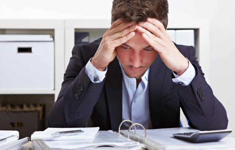 অতিরিক্ত কাজের চাপ এবং ওভার টাইম অফিস করার অভ্যাস খুব দ্রুত বার্ধক্যের দিকে ঠেলে দেয় আমাদের। কারণ, অতিরিক্ত কাজের চাপে চেয়ার থেকে সহজে ওঠা হয় না, খাওয়ার কথা ভুলে গিয়ে কাজ করা হয় এবং শরীরচর্চার সুযোগ পাওয়া যায় না। এসবের কারণে বার্ধক্যজনিত বেশ কিছু সমস্যা খুব দ্রুত কাবু করে ফেলতে পারে।