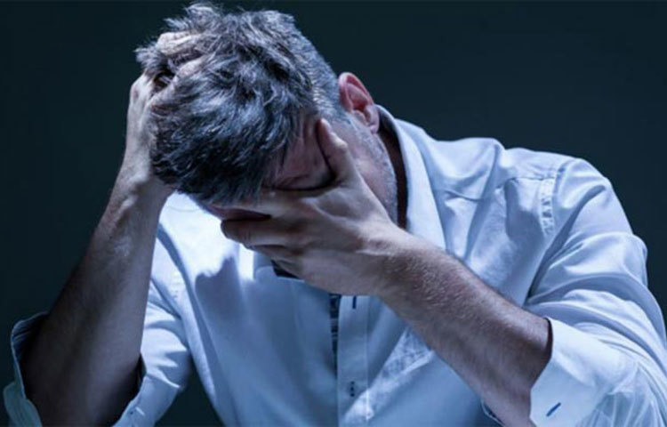 বিভিন্ন গবেষণায় জানা গিয়েছে যে, যারা অতিরিক্ত মানসিক চাপে থাকেন, তারা খুব দ্রুত বুড়িয়ে যান। যারা অপেক্ষাকৃত কম মানসিক চাপে থাকেন, তাদের চেহারায় বার্ধক্যের ছাপ অপেক্ষাকৃত ধীরে পড়ে।