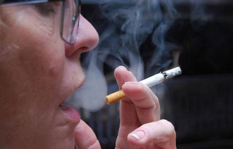 ইদানীং অনেকেরই গভীর রাত পর্যন্ত, জাগার অভ্যাস হয়ে গিয়েছে। রাত জেগে টিভি দেখা, কম্পিউটার চালানো, গেমিং করা ইত্যাদি অভ্যাস আপনার ত্বকের বলিরেখা বাড়িয়ে দিবে এবং দ্রুত বার্ধক্যের ছাপ ফেলে দেবে চেহারায়।