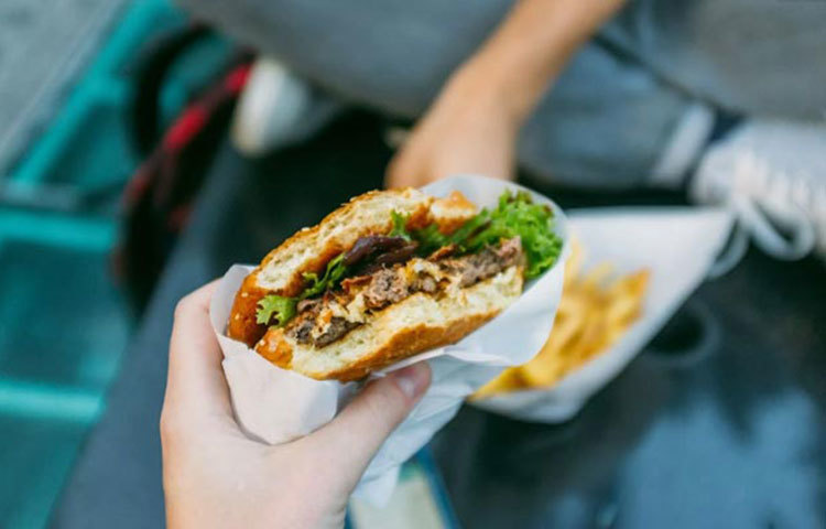 অতিরিক্ত ফাস্টফুড খাওয়ার অভ্যাস আছে আপনার? তাহলে কিন্তু খুব দ্রুত বুড়িয়ে যাবেন আপনি। কারণ, যারা অতিরিক্ত ফাস্টফুড বা তেল-মশলা জাতীয় খাবার খান, তাদের শরীরে বিভিন্ন পুষ্টি উপাদানের অভাব দেখা দেয় এবং অতিরিক্ত ক্যালরি গ্রহণের ফলে শরীরে ক্ষতিকর প্রভাব পড়ে। ফলে দ্রুত বার্ধক্য ঘনিয়ে আসে।