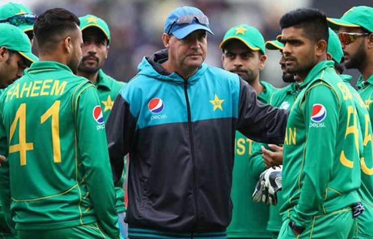 পাকিস্তান ক্রিকেটে দুঃসময় চলছে। একের পর এক সিরিজে হার। বিশ্বকাপের আগে দলের এমন অবস্থায় চিন্তিত পাক ক্রিকেট বোর্ড। একইসঙ্গে উৎকন্ঠা প্রকাশ করেছেন পাকিস্তানের প্রাক্তন পেসার আকরাম।