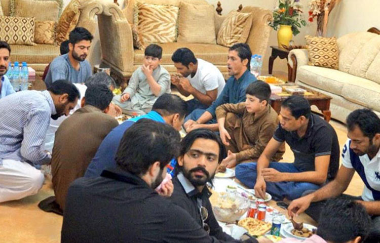 আকরাম মনে করেন, এই মুহূর্তে ফিটনেস ইস্যুতেই সব থেকে বেশি সমস্যায় রয়েছে পাক দল। তিনি পাকিস্তান দলকে বিশ্ব ক্রিকেটের সব থেকে আনফিট দল হিসাবেও ব্যাখ্যা করেছেন।