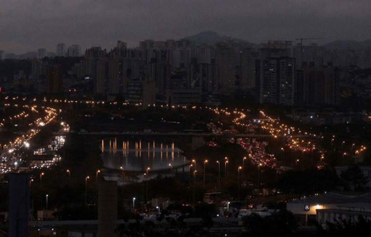 মুখ ঢাকা পড়েছে সূর্যের। যে দিকে তাকানো যায় শুধু কুণ্ডলী পাকানো ধোঁয়া। ছাড় পায়নি ২৭০০ কিলোমিটার দূরে অবস্থিত ব্রাজিলের সাও পাওলোর আকাশ। দুপুরের আকাশ যেন ‘রাতের চেয়েও অন্ধকার’। ব্রাজিলের রোরাইমা প্রদেশ থেকে পেরুর আকাশেও হানা দিয়েছে ধোঁয়া।