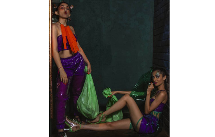 গত কয়েক বছর ধরেই একের পর এক তারকা-সন্তানের অভিষেক শুরু হয়েছে বলিউডে। সম্প্রতি ‘ধড়ক’ ও ‘কেদারনাথ’-এর হাত ধরে বলিউডে প্রবেশ করেছেন বনি-শ্রীদেবী কন্যা জাহ্নবী ও সইফ-অমৃতা কন্যা সারা। অপেক্ষায় রয়েছেন আরো বেশ কিছু তারকা-সন্তান। আমির-কন্যা ইরা খান তাদের মধ্যে অন্যতম।