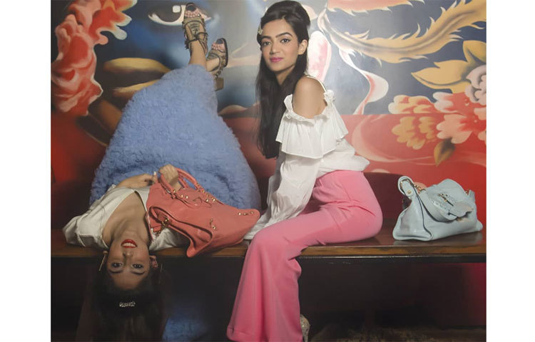 সম্প্রতি ফটোশুটের প্রথম ছবি রীতিমত ভাইরাল হয় সোশ্যাল মিডিয়ায়। এবার আরও কয়েকটি ছবি শেয়ার করলেন ইরা। প্রতিটি ছবিতেই একেবারে ভিন্ন লুকে ধরা দিয়েছেন আমির-কন্যা।