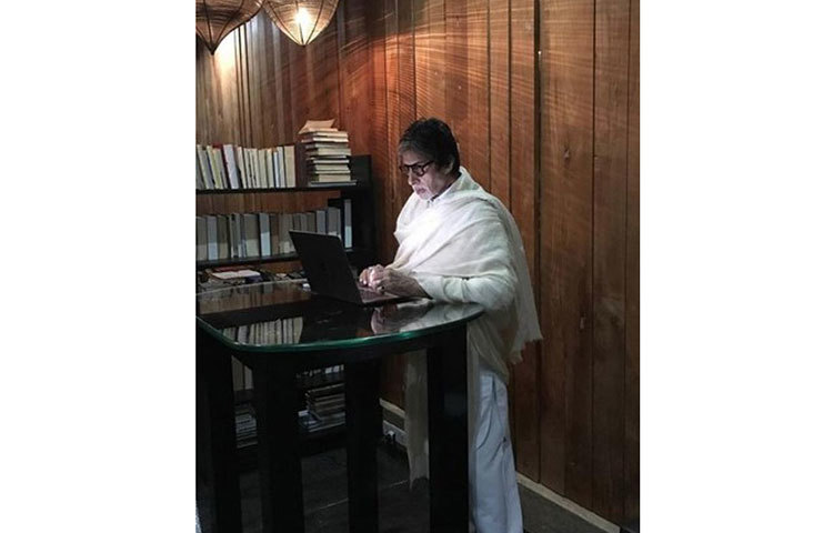 অমিতাভ বচ্চনের জলসা দেখলে চোখ জুড়িয়ে যায়।