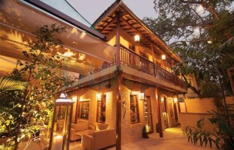 পরিচালক রমেশ সিপ্পি ‘সত্তে পে সত্তা’ ছবিতে অসাধারণ অভিনয়ের জন্য ‘জলসা’ উপহার দেন অমিতাভ বচ্চনকে।