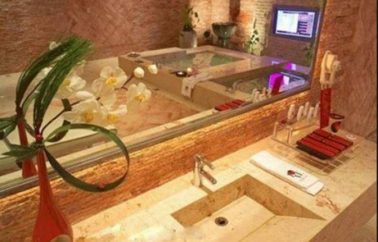 জলসার ঢোকার মুখেই রয়েছে একটি বড় বাগান। পরিবারের সঙ্গে প্রায়ই সেখানে সময় কাটাতে ভালবাসেন বিগ-বি। প্রতি রবিবার অনুরাগীদের জন্য খুলে যায় জলসার দরজা। অমিতাভ নিজে দাঁড়িয়ে দেখা করেন ভক্তদের সঙ্গে।