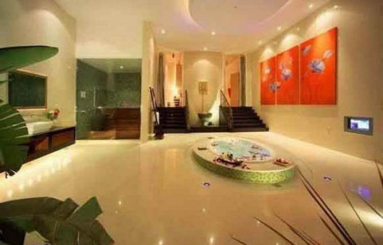 পুরো বাড়ি সাজানো কাঁচের তাক দিয়ে। রয়েছে মেঝে থেকে ছাদ পর্যন্ত উঁচু জানলা। রয়েছে কাঁচের ঝাড়লণ্ঠন।