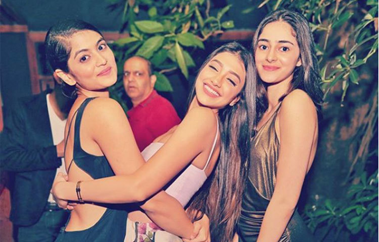 বলিউড অভিনেতা চাঙ্কি পান্ডের মেয়ে অনন্যা পান্ডে বলিউড ভক্তদের মনে অনেক আগেই জায়গা করে নিলেও তার চাচাতো বোন আলান্যাও যে কোনো অংশে কম যান না, সে কথা হয়ত অনেকেই জানেন না।