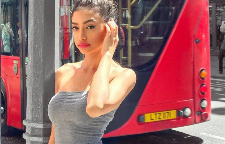 ১৯৯৫ সালের ১৬ অগস্ট মুম্বাইতে জন্ম আলান্যার।