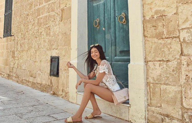 তার বাবা অলোক সরোদ পান্ডে যিনি চিক্কি পান্ডে নামে জনপ্রিয় হলেন একজন স্বনামধন্য ব্যবসায়ী এবং অভিনেতা চাঙ্কি পান্ডের দাদা।