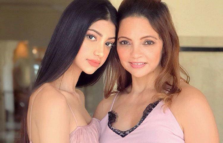 তার মা ডিন পান্ডে সেলিব্রিটি ফিটনেস প্রশিক্ষক।