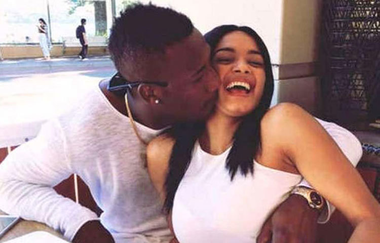 আইপিএলে ১৩ বলে ৪৮ রানের অতিমানবীয় ইনিংস খেলার পর রাসেল সাফল্য উদযাপন করলেন স্ত্রীর সঙ্গে। ড্রেসিংরুমে ফিরেই স্ত্রীকে কেক খাওয়ালেন। কলকাতা শিবির তখন রাসেল, রাসেল স্লোগানে মুখর।