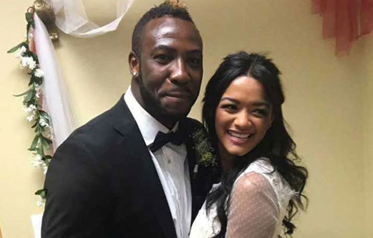 বিশ্বের বিভিন্ন দেশের ক্রিকেট লিগে খেলেন রাসেল। স্ত্রী জেসিম বেশিরভাগ সময়ই রাসেলের সঙ্গে সফর করেন। বিরাট কোহলির বেঙ্গালুরুর বিরুদ্ধে রাসেলের ওরকম দানবীয় ইনিংস দেখার পর জেসিম নিজেই যেন নিজের চোখকে বিশ্বাস করতে পারছেন না। রাসেল যে বরাবর এতটাই আক্রমণাত্মক ব্যাটিং করতে পছন্দ করেন। এমনটাই জানিয়ে গেলেন জেসিম লরা।