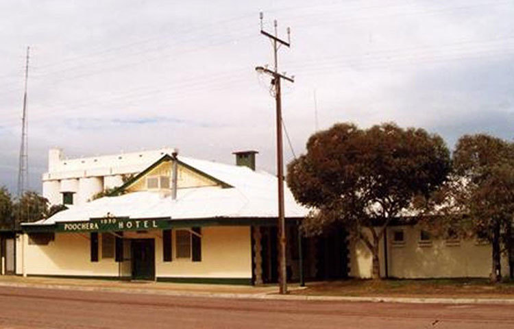 অ্যাডিলেড থেকে ৬৪০ কিলোমিটার দূরে র্পাথ এবং সিডনির সংযোগরক্ষাকারী হাইওয়ের পাশেই গড়ে উঠেছিল শহরটা। পশুপালন আর কৃষিকাজ দিয়ে শহরের অর্থনৈতিক অবস্থার উন্নতি হচ্ছিল না। রোজগারের খোঁজে এলাকার লোকজন অন্যত্র চলে যেতে শুরু করেন।