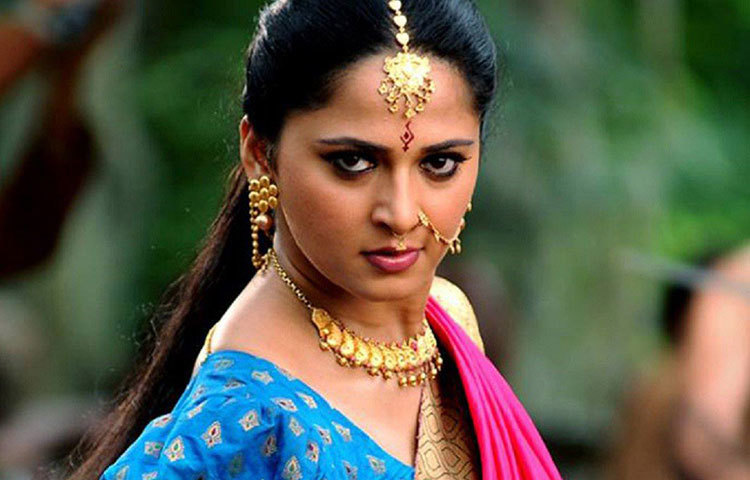 তার সবথেকে জনপ্রিয় সিনেমা হল ‘অরুন্ধতী’ এবং ‘বাহুবলী’ সিরিজ। দু’টি ছবিই অনেক ভাষায় রয়েছে।তেলুগু সিনেমা জগতে তিনি সবথেকে বেশি পারিশ্রমিক পাওয়া অভিনেত্রী। মার্কিন বক্স অফিসে তিনি শ্রীদেবীর পরে দ্বিতীয় স্থানে রয়েছেন।