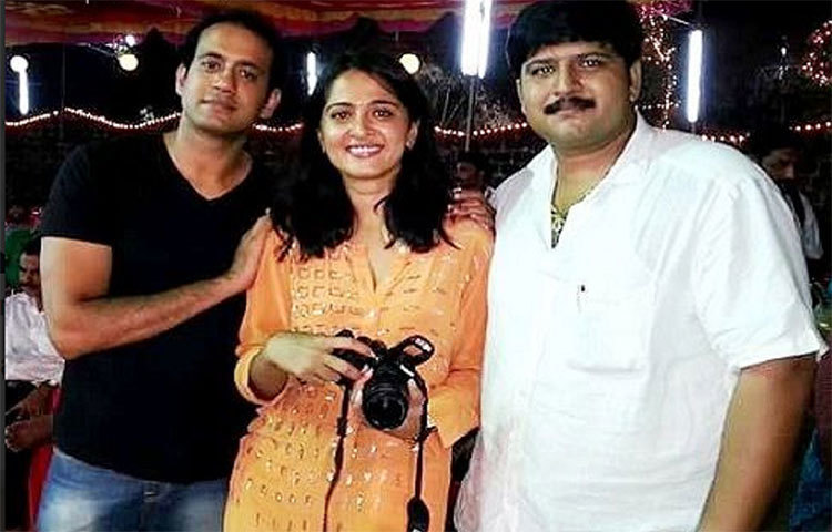 ১৯৮১ সালের ৭ নভেম্বর, কর্নাটকের ম্যাঙ্গালোরে জন্ম অনুশকা শেটির। অনুশকার দুই ভাইয়ের একজন গুণরঞ্জন শেটি যিনি ব্যবসায়ী। অন্য ভাই সাই রামেশ শেট্টি পেশায় চিকিৎসক।