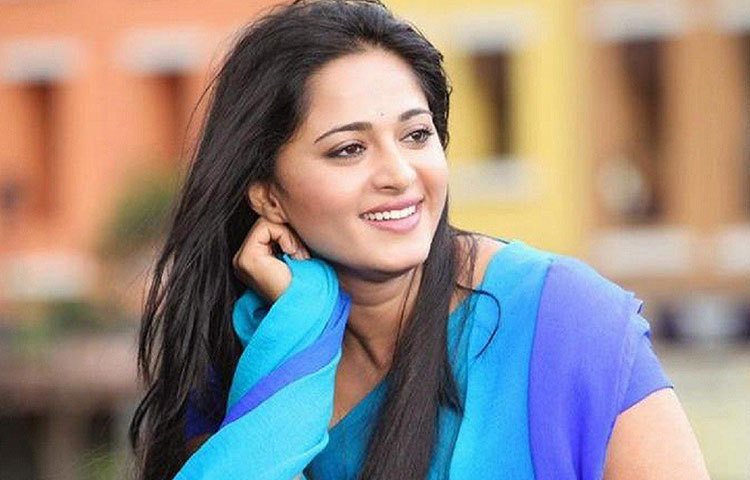 অনুশকা কিন্তু প্রথম থেকেই ‘অনুশকা’ ছিলেন না। তার নাম ছিল সুইটি শেটি। পরবর্তীকালে অভিনয় জগতে আসার পরে তার নাম পরিবর্তিত হয়। অভিনেত্রীর ডাক নাম কিন্তু একটু অন্য রকম। তার ডাক নাম ম্যাক।