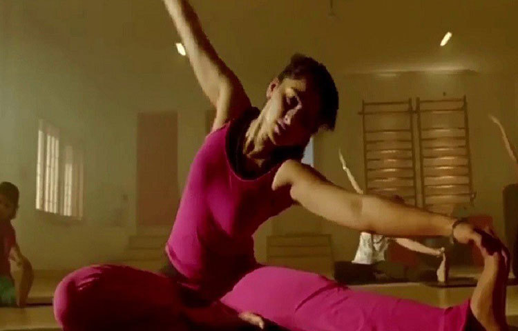 ফিল্মে আসার আগে তিনি যোগব্যায়ামের শিক্ষকও ছিলেন। ইউটিউবে তিনি বেশ কিছু যোগব্যায়ামের ভিডিও শেয়ার করেছেন।