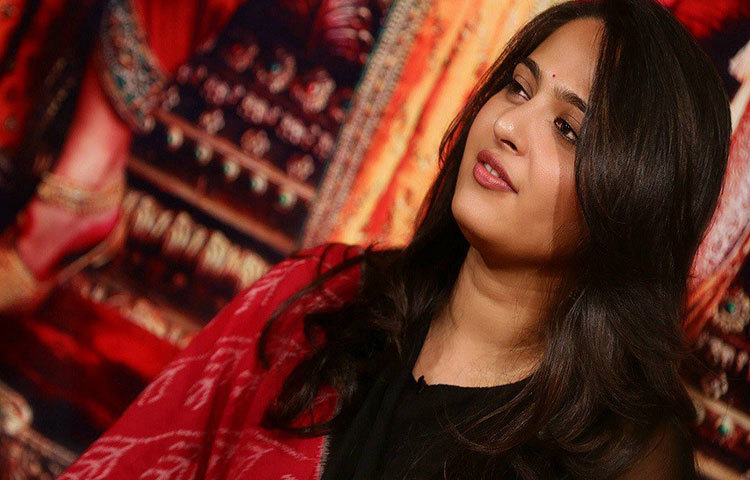 চিকেনের যে কোনো পদই তার খুব প্রিয়। আর কালো এবং সাদা রং তার সবচেয়ে পছন্দের।