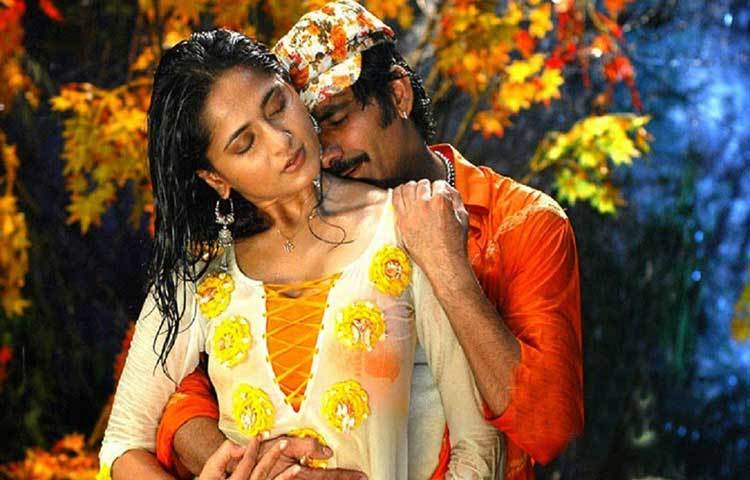 ২০০৫ সালে প্রথম সিনেমা করলেও, তিনি সকলের কাছে পরিচিত হন ২০০৬ সালের ‘ভিক্রামারকুদু’র জন্য। এই সিনেমায় তিনি রবি তেজার বিপরীতে অভিনয় করেন।