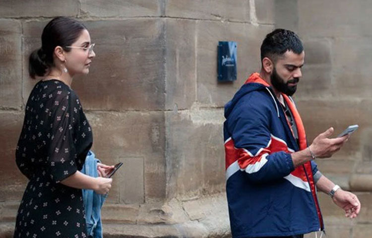 প্রসঙ্গত, ২০১৩ সালে একটি বিজ্ঞাপনী শুটিং-এর সময় আলাপ হয় বিরাট-অনুশকার। এরপর দুজনের ঘনিষ্ঠতা বাড়ে। ২০১৭ সালে বিয়ে করেন তারা।