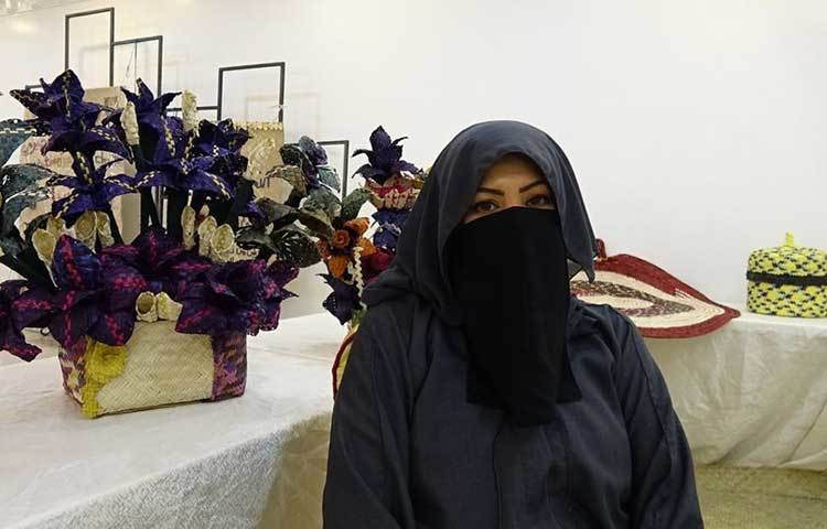 খেজুরপাতা দিয়ে তৈরি বিভিন্ন সামগ্রীর নিয়ে বসে আছেন মাসুমা।