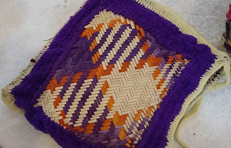 খেজুরপাতা দিয়ে তৈরি মাসুমার তৈরি করা ব্যাগ।