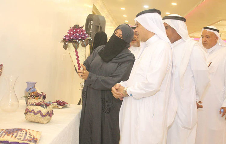 সেখান থেকেই গোলাপ ফুল এবং ব্যাগ বানানোর আইডিয়া পেয়ে যান।