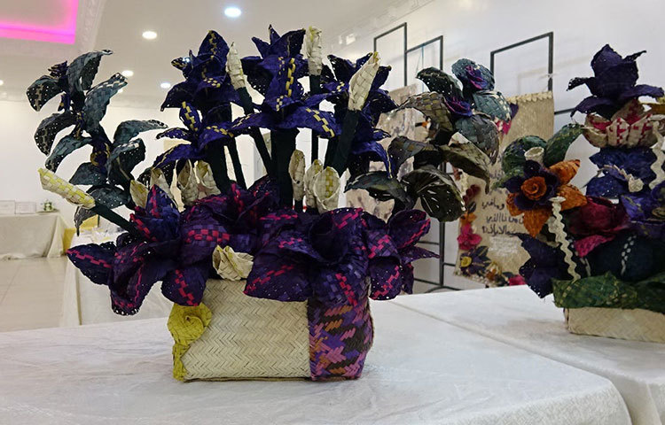 এছাড়াও তিনি খেজুরপাতা দিয়ে কারুকার্যময় হ্যান্ডব্যাগ ও মূল্যবান বাণী লিখে পাটিসহ বিভিন্ন রকম সৌখিন সামগ্রী তৈরি করেছেন।