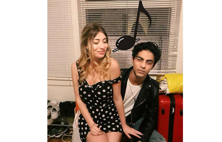 শাহরুখের ছেলে আরিয়ান খানের কোলে বসে রয়েছেন এক তরুণী। সম্প্রতি নেটদুনিয়ায় ভাইরাল হয়েছে এই ছবি।