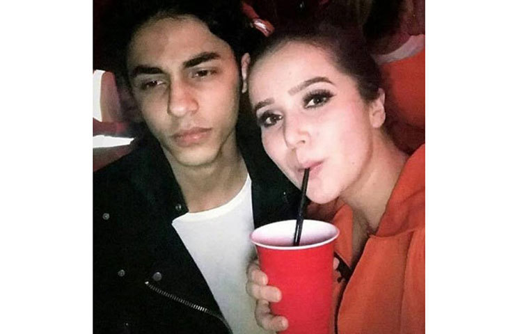 তবে এই প্রথম নয়, এর আগে বহুবার একাধিক তরুণীর সঙ্গে শাহরুখ পুত্রের ছবি ভাইরাল হয়েছে নেট দুনিয়ায়।