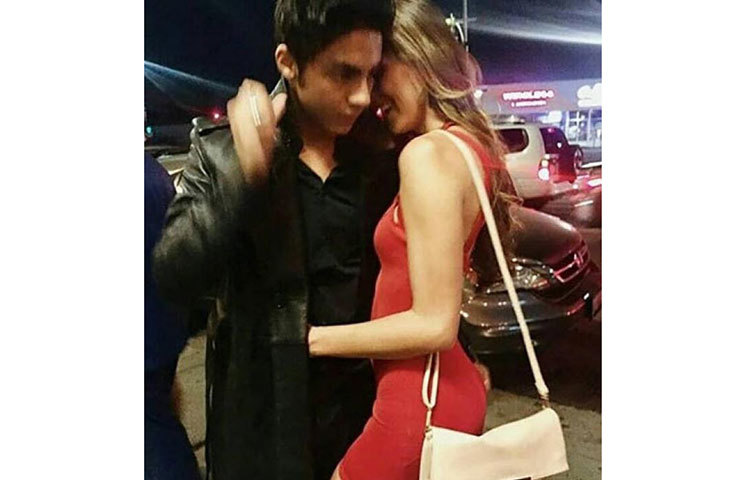 এর আগে এই বিদেশি তরুণীর সঙ্গে শাহরুখ পুত্র আরিয়ানের এই ছবি ভাইরাল হয়েছিল সামাজিক যোগাযোগ মাধ্যমে।