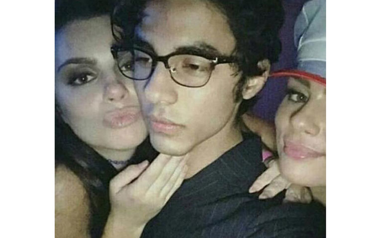 বছর ২১-এর আরিয়ানের প্রেমে হাবুডুব খেয়েছেন বহু তরুণী। মাঝে মধ্যে তরুণী বেষ্ঠিত অবস্থায় পাওয়া যায় শাহরুখ পুত্রকে।