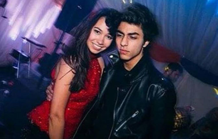 বেশকিছুদিন আগে কলেজ পার্টিতে আরিয়ানের সঙ্গে এই তরুণীর ছবিও ভাইরাল হয়েছিল।