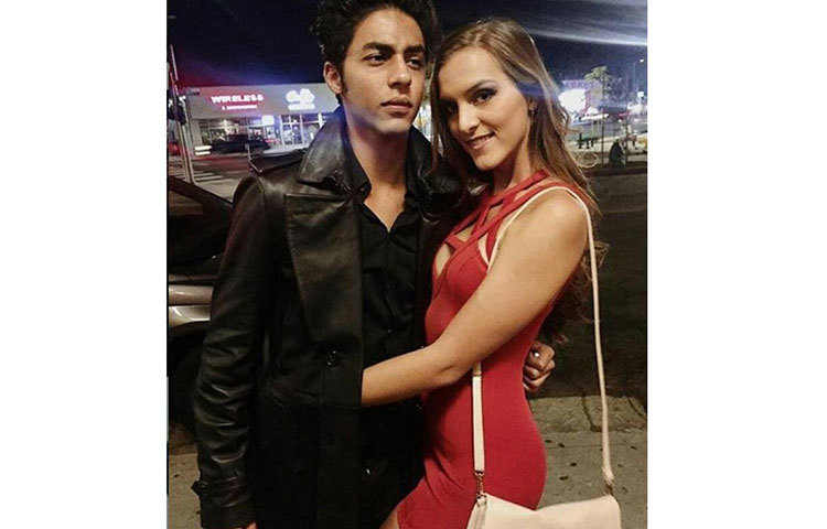 এর আগে অমিতাভ বচ্চনের নাতনি নভ্যা নভেলি নন্দার সঙ্গে শাহরুখ পুত্র আরিয়ানের ঘনিষ্ঠ একটি ভিডিও নেট দুনিয়ায় ভাইরাল হয়েছিল। যদিও সেই ভিডিওটি তার ছেলে আরিয়ান ও নভ্যার নয় বলে স্পষ্ট করেছিল খান ও বচ্চন পরিবার।