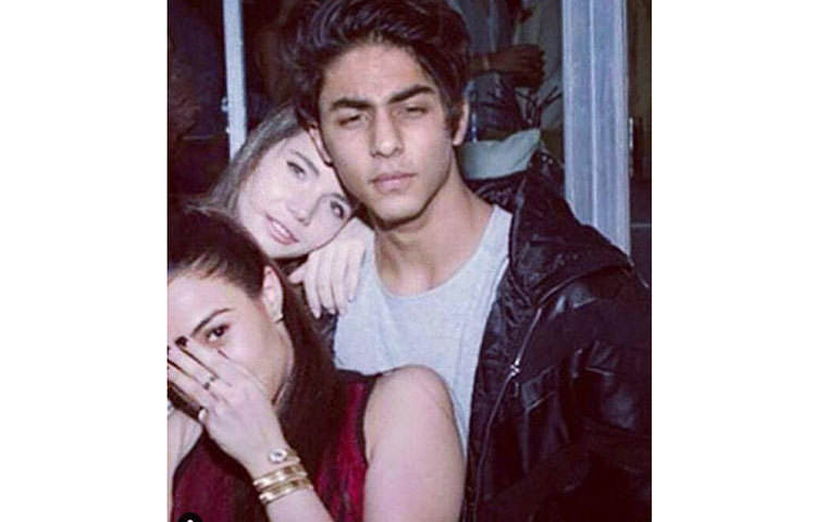 ভক্তরা বলছেন, শাহরুখের মতোই ‘প্লে বয়’ মন্ত্র রপ্ত করে ফেলেছেন আরিয়ান।