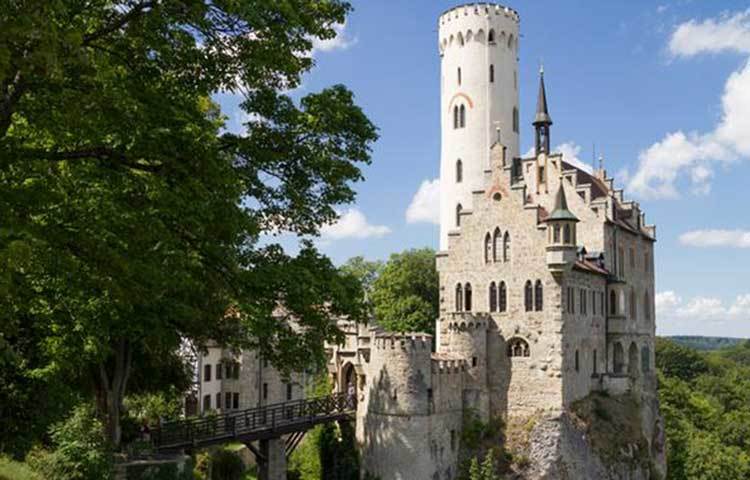 লিখস্টেনস্টাইন: ইউরোপের কেন্দ্রে এই ছোট্ট দেশটি তাদের সামরিক বাহিনী বাতিল করে দিয়েছে সুদূর ১৮৬৮ সালে, আর্থিক কারণে। যুদ্ধের সময় সেনাবাহিনী গঠন করা চলে, তবে কোনোদিন তার প্রয়োজন পড়েনি। দেশটি ছোট হলেও সমৃদ্ধ: মাথাপিছু আয় বিশ্বে শুধুমাত্র কাতার-এর চেয়ে কম।