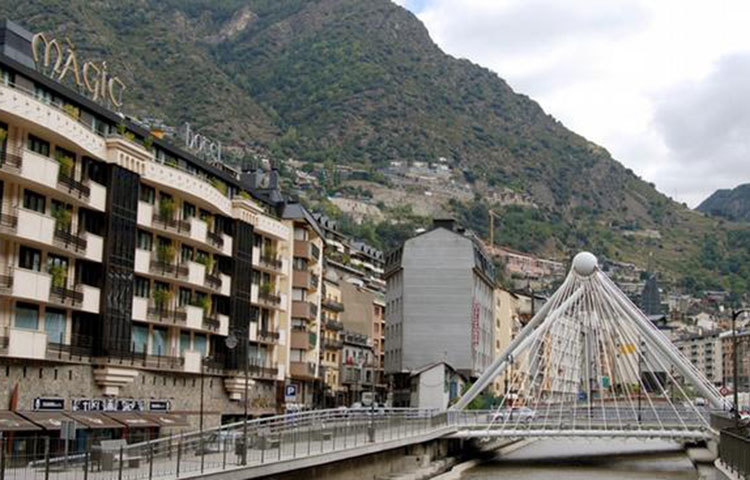 অ্যান্ডোরা: ইউরোপের এই ছোট্ট দেশটি প্রতিষ্ঠিত হয় ১২৭৮ খ্রিষ্টাব্দে। আ্যান্ডোরার নিজস্ব সামরিক বাহিনী নেই, কিন্তু প্রয়োজনে স্পেন ও ফ্রান্স দেশটিকে সুরক্ষিত করতে প্রতিশ্রুতিবদ্ধ। অ্যান্ডোরার আয়তন মাত্র ৪৭৮ বর্গকিলোমিটার, যা কিনা জাকার্তার মতো কোনো বড় শহরের চেয়ে কম।